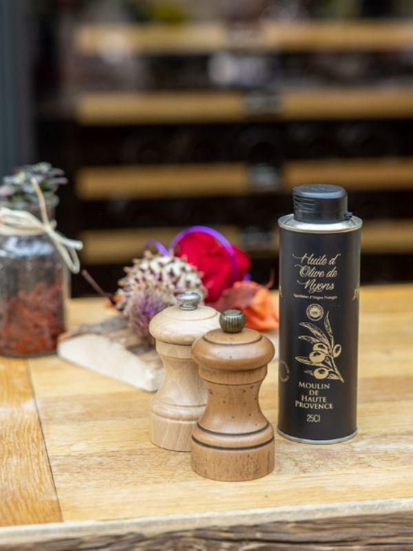 Un moment d'exception à Dieulefit dans la salle du restaurant La Hotte