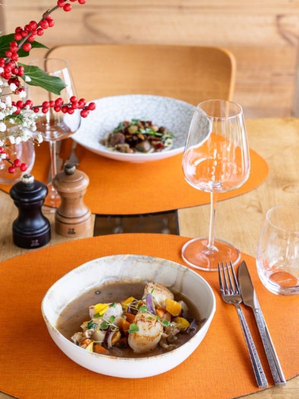 Table avec plats à déguster au restaurant à Dieulefit : La Hotte